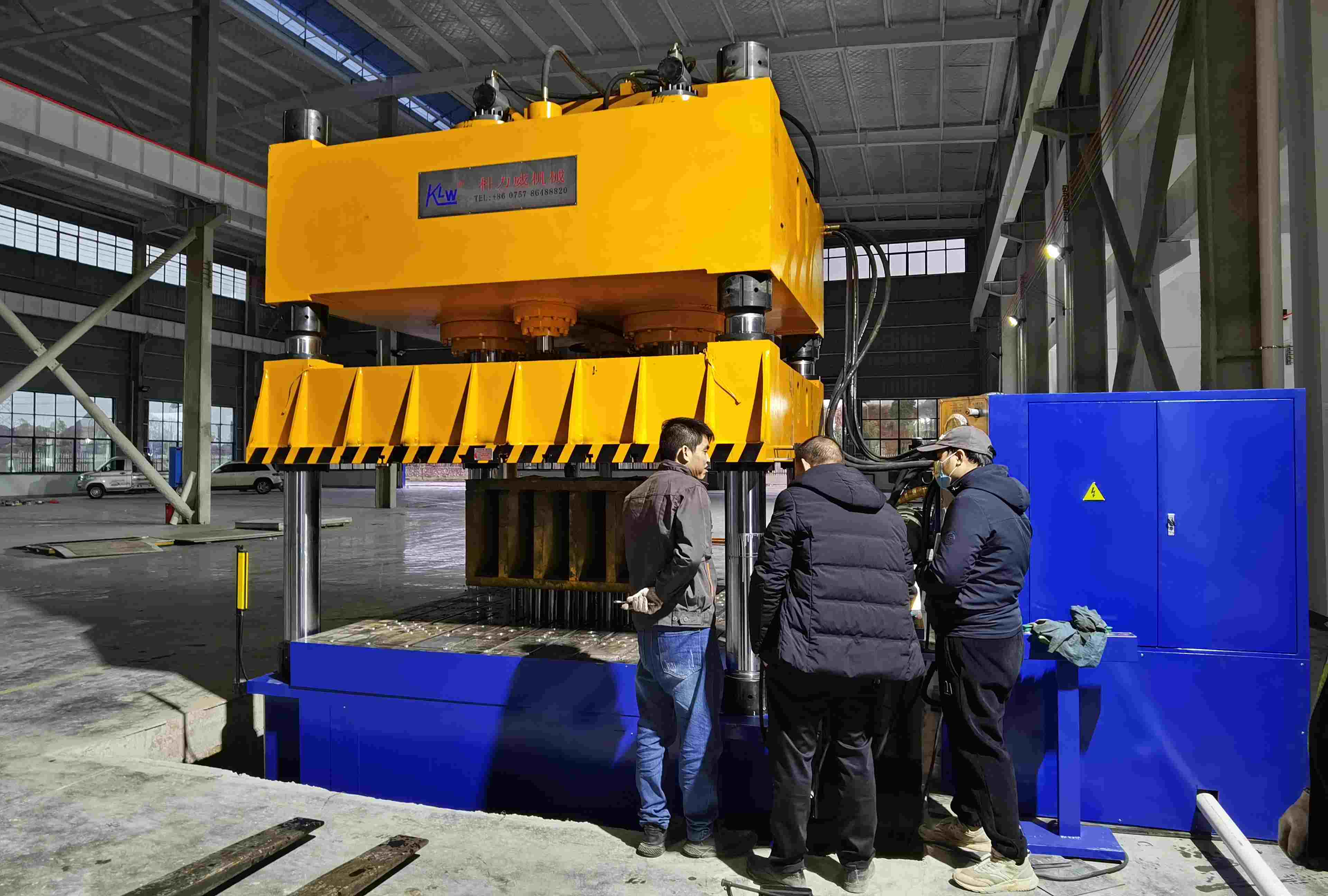 非標(biāo)四柱液壓機(jī)Y28-1300T