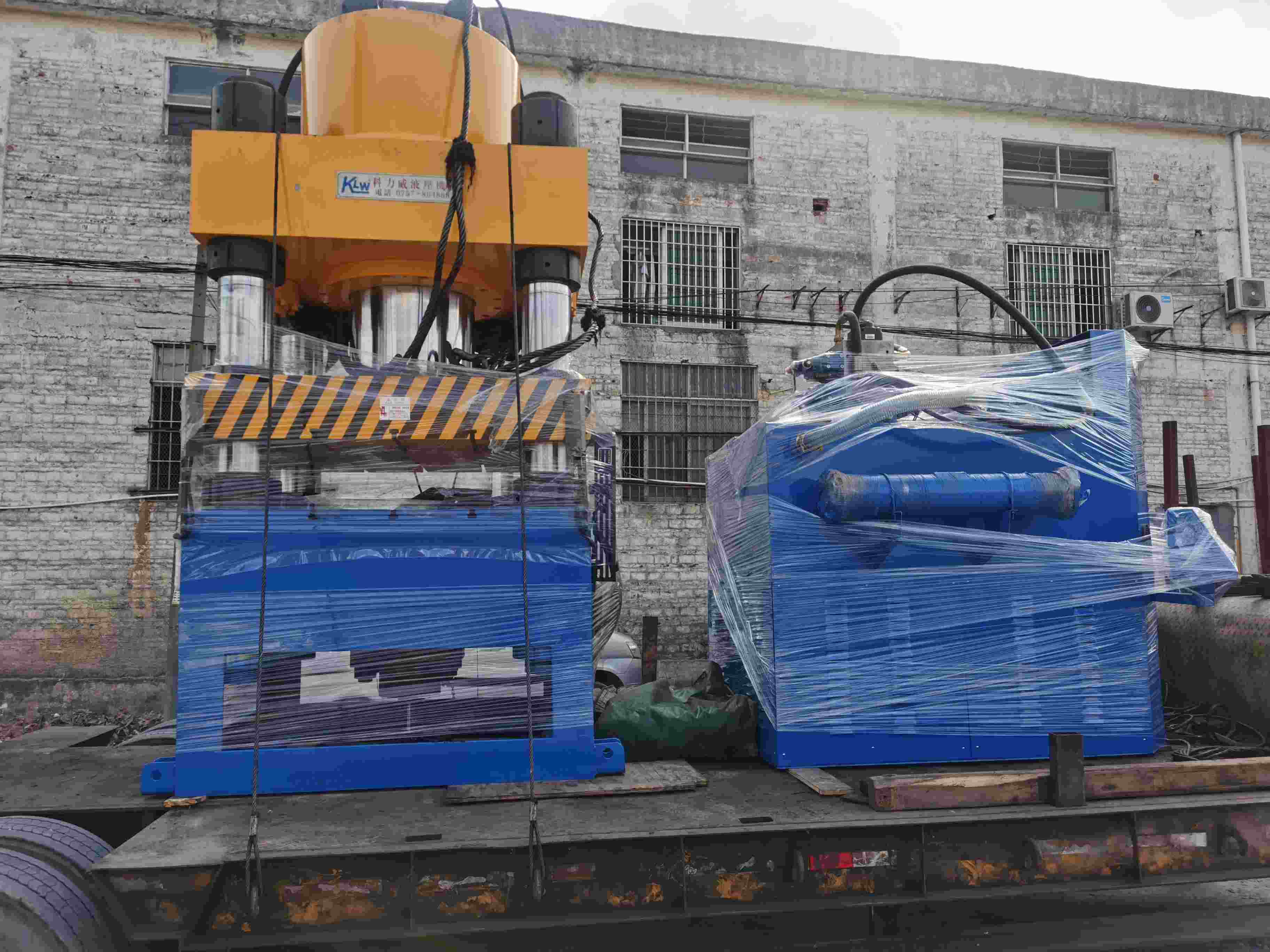 非標(biāo)四柱液壓機(jī)Y33-1000T